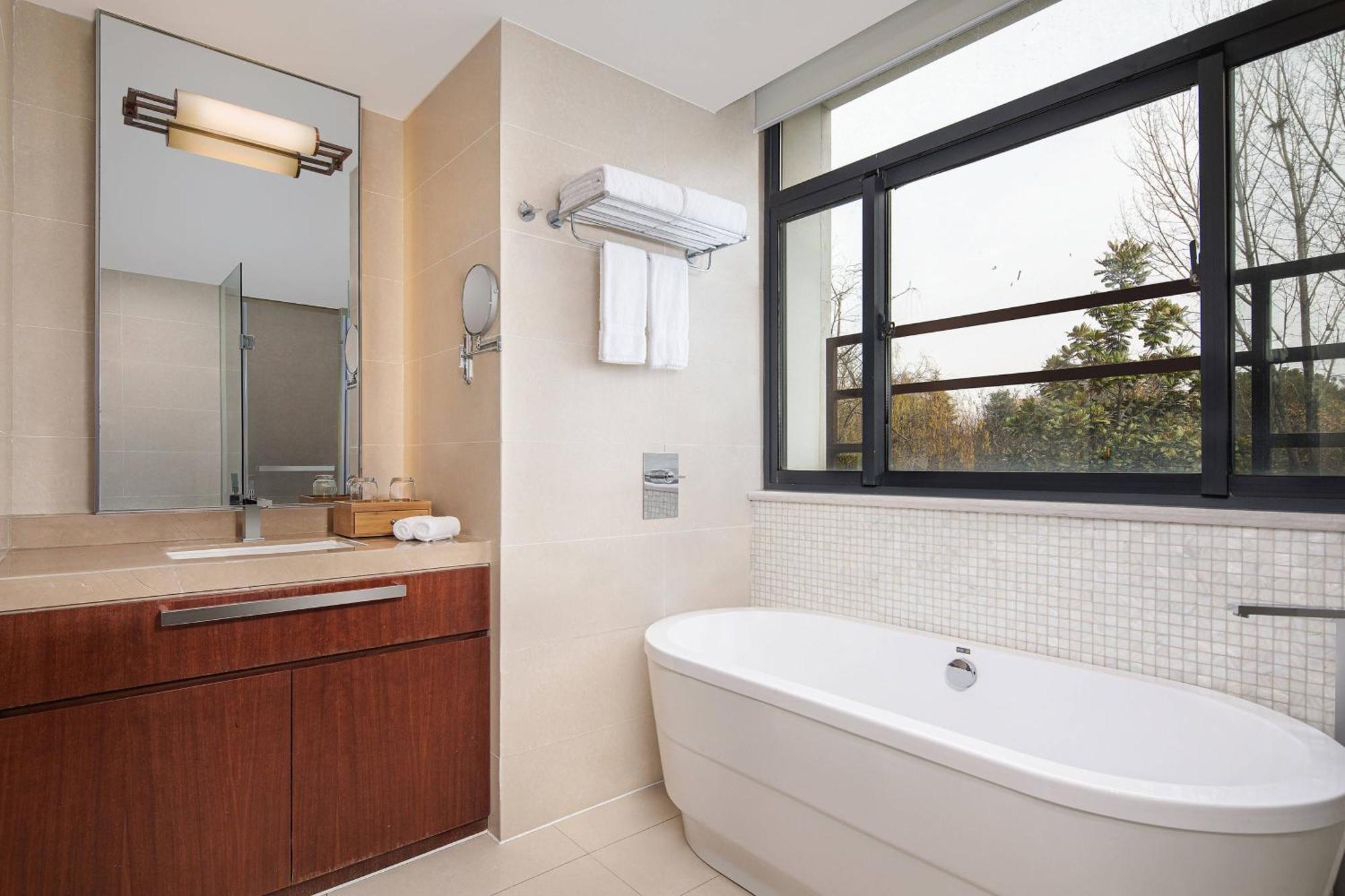 Courtyard By Marriott Wuxi Lihu Lake Bagian luar foto
